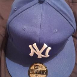 Cappello originale New Era blu elettrico con scritta NY, usato pochissimo