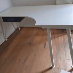 Schreibtisch in weiss
mit ausziehbarer Schublade

Breite: rechts1.20m & links 80 cm
Länge:1.60
Höhe 72 cm

sofort abholbar
