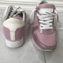 Sneakers från Guess, rosa skinn med glittrande logga
Stl 38, 24 cm
Använda några gånger, mycket fint skick
