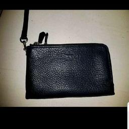 Kleine praktische Geldbörse/Geldtasche aus Leder der Marke "Coach" in schwarz zu verkaufen.
Keine ersichtlichen Gebrauchsspuren!!
Versand wäre möglich!