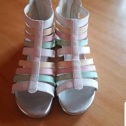 Absolut neuwertige Sandalen für Mädchen in Gr. 36 zu verkaufen.
Wenige male getragen und schon wieder zu klein.
Versand wäre möglich!
