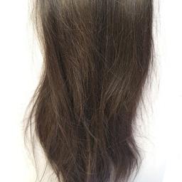 Brasilianisches Haar
61 cm Lang
mittelbraune Farbe 
Kann beliebig gelockt,geglättet und gefärbt werden