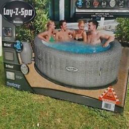 LAY-Z-SPA 


Honolulu air jet 4-6 person hot tub in colour grey.
Brand new