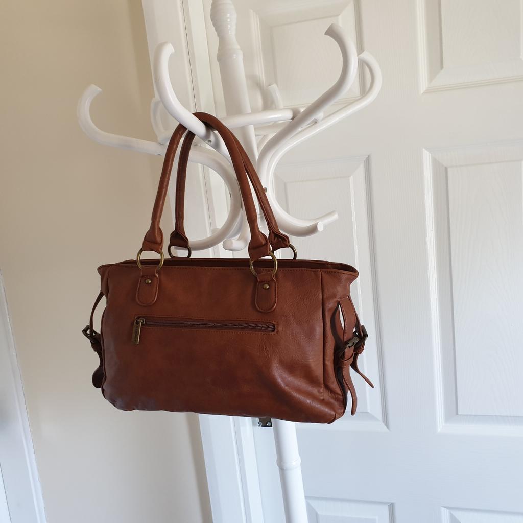 Handbag”Kangol”Pale Brown Colour Good Condition

Actual size: cm

Height Handbag: 41 cm with handles

Height Handbag: 22 cm without handles

Length Handbag: 34 cm

Height Handles: 20 cm

Width: 12 cm

Depth: 20 cm

Outside Composition Synthetic

Lining Textile

Made in China

Price £ 18.90