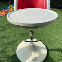 Red, brother max high chair. Perfect for feeding. 

Cracks on the base and seat has marks on it, selling for very cheap.

Collection only!