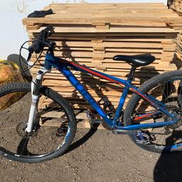 It includes :
Hydraulic disk breaks
Rock shox lockout suspension
It is a medium frame with big 29 inch tires
Easton monkey bar handle frame
It is in a good condition it just needs breaks tightening
Also it comes with a water bottle holder