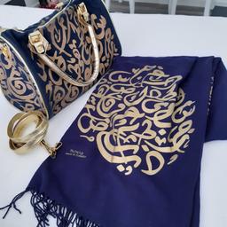 Tasche und Schalkragen in alter arabischer Buchstaben bezeichnet..