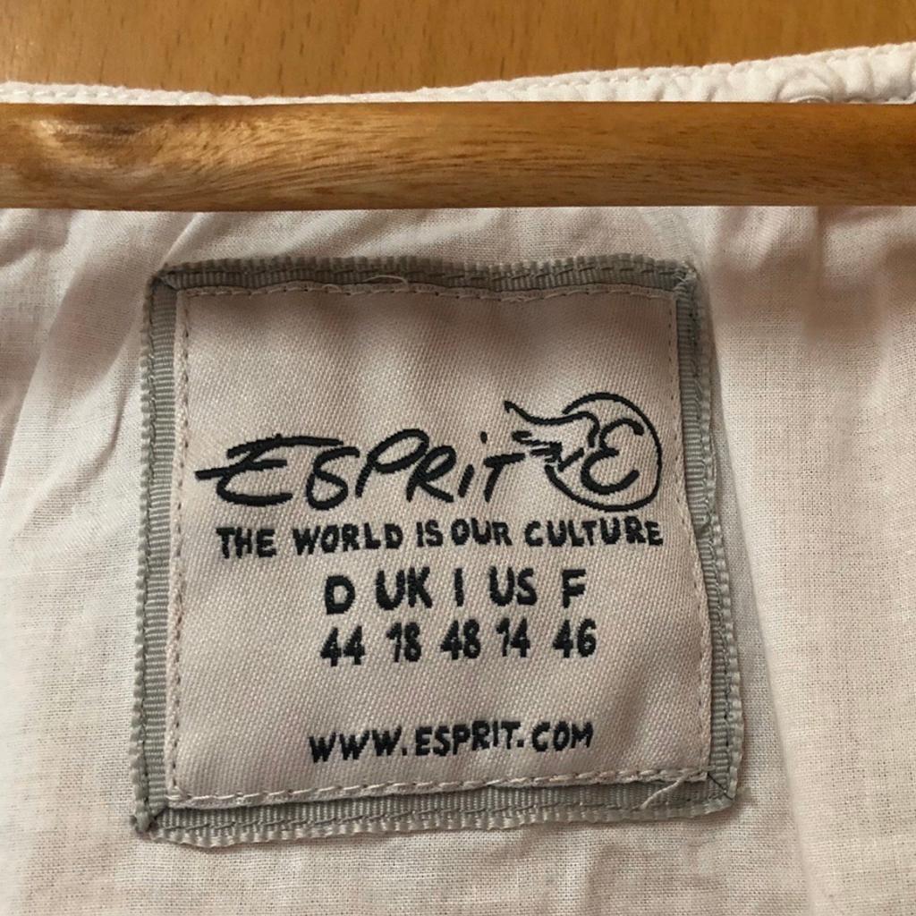 Marke Esprit
Gekauft u ab in den Kasten!!
Größe 44