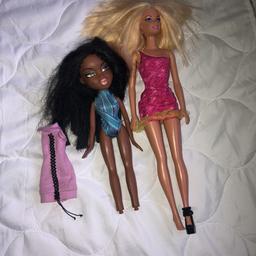 1 bratz och en Barbie docka dem båda har kläder på sig och man får med en baddräkt till dockan