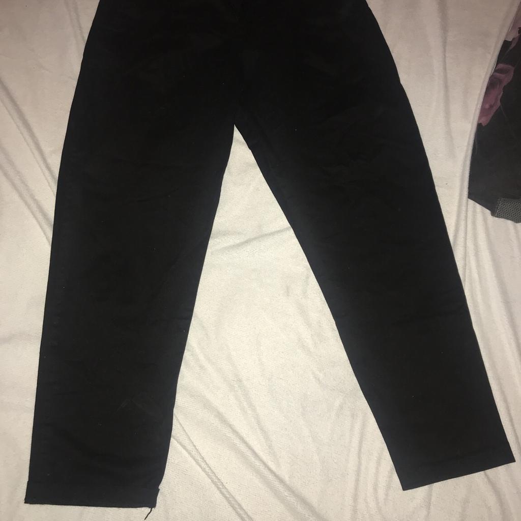 Women’s 100% cotton paper bag trousers

Size: M
Inside leg: 83cm

Condition: Good. Worn with plenty of life left

Collection or post