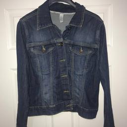 Size 16 petite ladies jacket. The petite literally doesn’t make a difference! It’s not cropped or anything and it’s my sisters and she’s really tall! Too big for her now! 
Message me! Good condition!