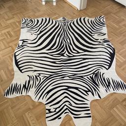 Dünner Teppich im zebra look
Gehört gewaschen, war im keller!