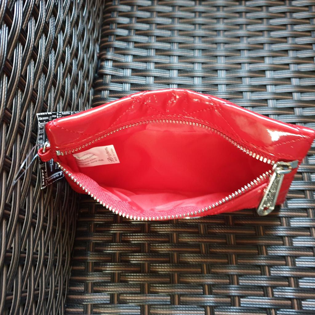 Purses“Brigbton“ Red Colour New With Tags

Good Things Come in Threes

Actual size: cm

Height Handbag: 11 cm

Length Handbag: 18 cm

Depth: 10 cm

100 % Polyurethane

Lining: 100 % Polyester

Made in China

Price £ 20.90