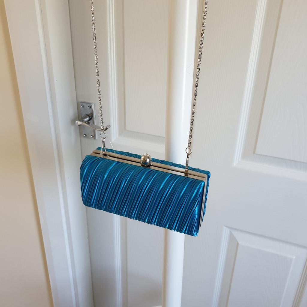 Handbag Clutch Bag Blue Colour New With Tags

Actual size: cm

Height Handbag: 68 cm with handle

Height Handbag: 9 cm without handle

Length Handbag: 17.5 cm

Width: 6 cm

Depth: 7 cm

Height Handles: 59 cm removable handle

Price £ 19.90