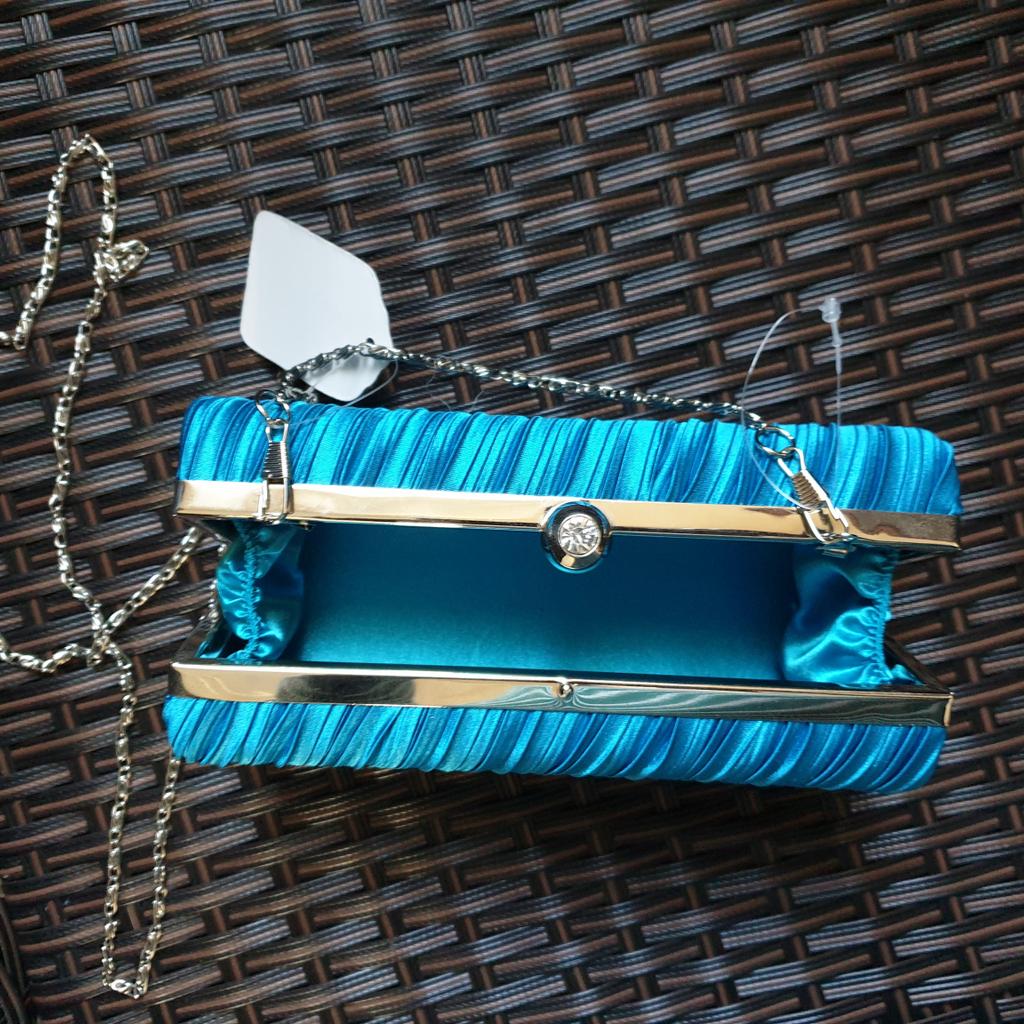Handbag Clutch Bag Blue Colour New With Tags

Actual size: cm

Height Handbag: 68 cm with handle

Height Handbag: 9 cm without handle

Length Handbag: 17.5 cm

Width: 6 cm

Depth: 7 cm

Height Handles: 59 cm removable handle

Price £ 19.90