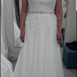 I'm selling my beautiful wedding dress at a size 18
this was worn for 4 hrs on my wedding day
the dress is very light to wear and also comes with the under skirt
the dress has a lovely delicate lace effect on the bodice and on the back as u can see on photos also on the hem
as you can see I have a diamond belt on this I only tried on in the shop to see if I wanted it but chose not to but it also gives u the option to see what it looks like with a belt this isnt white I'd say more off white