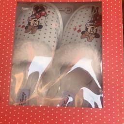 Women’s Minnie Mouse slippers brand new in the box never bin open can post size M