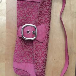Beautifully designed this Pink sophisticated DNKY bag is a little standout! Slight wear and tear issues but the nothing major and will not affect the functions of the bag. The strap is also detachable turning this item into the long clutch bag.