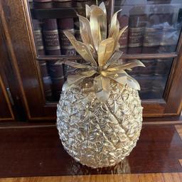 Die Ananas ist ungefähr 25jahre in meinem Besitz.
Sie wurde immer als Deko benutzt und nur selten mit Eiswürfeln gefüllt.
Sie ist 36cm hoch und 19cm breit der Preis ist VB.