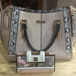 As title suggests River Island handbag & purse.

£12 Ono

Collect from Wisbech, Cambridgeshire.
Or I can post with tracking.