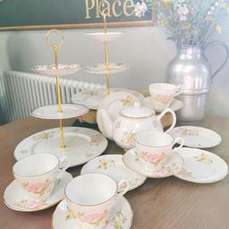 Lovely vintage tea set. As pictured