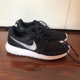 Vendo scarpe Nike rosh run nere e bianche numero 39 usate
Pagate 120€ nuove qualche anno fa e usate solo occasionalmente per fare ginnastica 
Vendo a prezzo basso