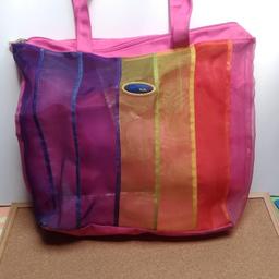 
vendo borsa mare colore arcobaleno. taschino interno in plastica.consegna a mano in zona Besozzo provincia di Varese. non spedisco.