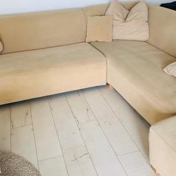 Wir verkaufen eine sehr gepflegte Couch mit passendem Sessel von Jäger Material ist Wildlederart in beige.Das Material ist sehr robust und pflegeleicht. Preis verhandelbar. Nur an Selbstabholer.