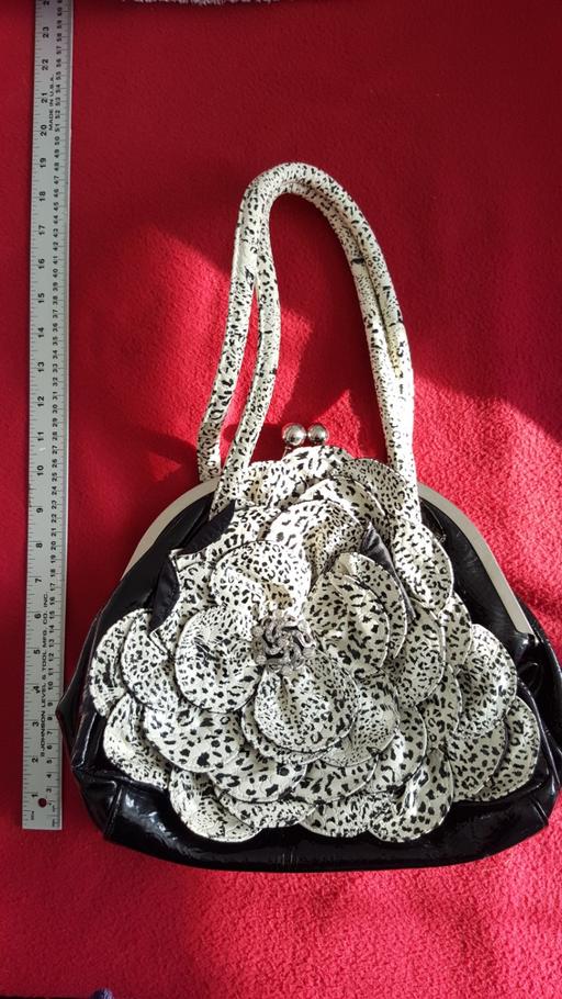 Buy & Sell Warwickshire Nuneaton and Bedworth - Photos for New Black Cream Flower Bag Medium size