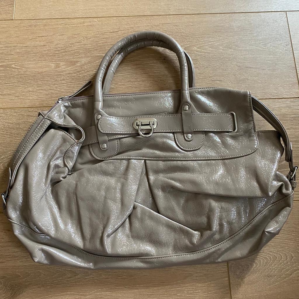 Women’s Beige Primark Handbag Faux Leather

Comes from a smoke free and pet free home. Please feel free to ask any questions and check out my other listings :)

Buy 2 or more items and combine postage!

#bag #beige #handbag #zipped #primark
