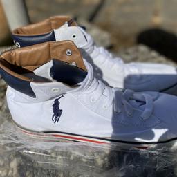 Polo Ralph Lauren High-Top-Sneaker in weiß & in der Größe 45.
Neu & Ungetragen.
Ideal für den Herbst als auch für den Winter.
Uvp. liegt bei 130€