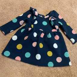 Blaues Kleid mit Punkten. Wurde 1x getragen. Größe 62 (0-3 Monate).