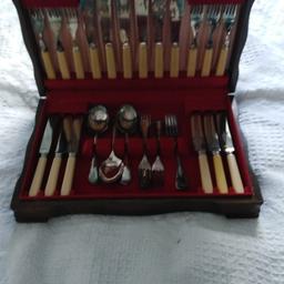 canteen of cutlery
6,fish knives and forks
6 dinner knives unfortunately only 5 forks
and 6 dessert spoons
in wooden display box
safe collection