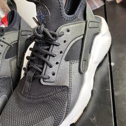 Real mike huaraches (black with a little blue) 
SIZE:4 
Great condition 
No delivery