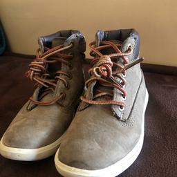 Kids uk size9 timberland boots 
Excellent condition