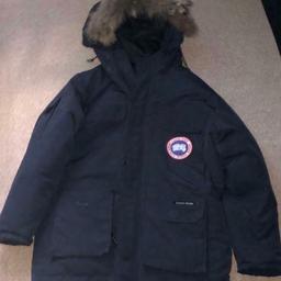 Hello I’m selling my Canada goose coat condition used-fair 250pounds pe offer