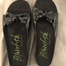 Black Patent Bow Sliders
Black
Size UK 7 EU 40
Worn Once & In Great Condition
With Box
From A Smoke & Pet Free Home
Selling Multiple Items!
Happy To Post, Combine Postage& Accept PayPal
Best Wishes!