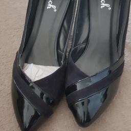 Black brand new patent leather shows. size 41, can be fit size 6.
can post with extra for postage.
pls no time waster.
