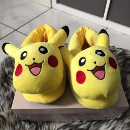 Süße und schöne Pikachu Hausschuhe. Nur einmal getragen, sind quasi komplett neu. 
Größe: 38-40