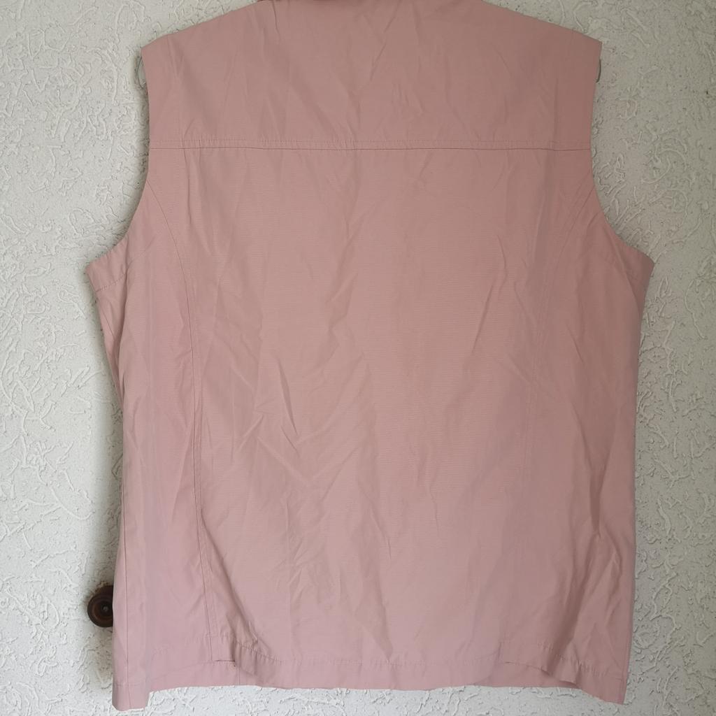 Verkaufe ein rosa farbene ärmellose Weste. Sie wurde gelegentlich getragen und ist in einem sehr guten Zustand.
Marke Sonja Blank
Material 65% Polyester, 35% Baumwolle
Größe 46
Preis 7,00€ (zzgl. 2,20€ Versand)