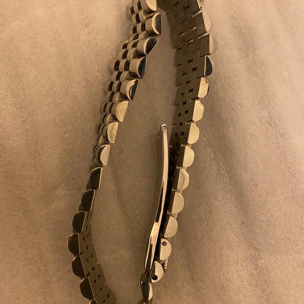 Used few times but in excellent condition.
Fashion 316L Stainless Steel Bracelet Men Custom Crown Bracelets Bangles Clasp Wrist Band Hand Chain Jewellery.
Length/width 20cm/0.9cm
Silver geometric