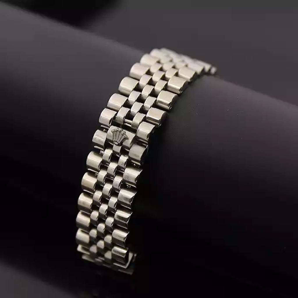Used few times but in excellent condition.
Fashion 316L Stainless Steel Bracelet Men Custom Crown Bracelets Bangles Clasp Wrist Band Hand Chain Jewellery.
Length/width 20cm/0.9cm
Silver geometric