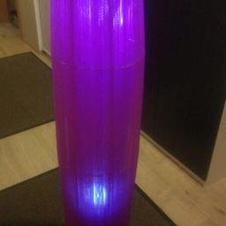 violett 
stehlampe
1.50m
platz für 3 Glühbirnen 
inkl. 2 glühbirnen