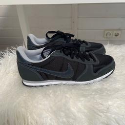 Nike Sneaker 
- ungetragen 
- schwarz/grau

Preis + Versandkosten zahlt der Käufer
