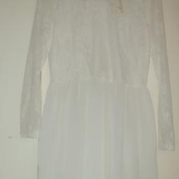 lace long sleeve white skater skirt 
zip are the back 

Never been worn 

Not original packaging 

label still on