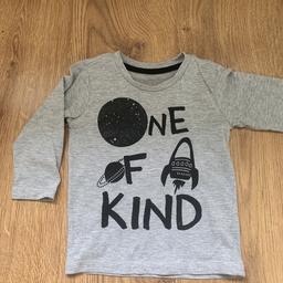 Grey long sleeve space top with slogan “one of a kind”.
Aged 18-24 months.
Barely worn very good condition.