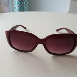 A lovely pair of designer sunglasses from Lulu Guinness
In excellent condition
No box 
Collection only from Downend
*Please note due to social distancing the item will be left out in the porch and payment will either need to be made via PayPal or via cash in an envelope through the letter box*