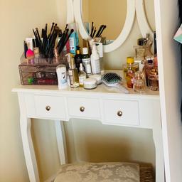Selling dressing table plus 2 bedside table.It’s a white set selling due the fact I’m moving house.
The three of them are in very good conditions.