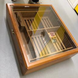 Wooden cigar box/humidor/presentation case with glass top, large 
Beautifully crafted pullout inlays with plenty of room for humidor 
Sold as seen
Buyer to collect