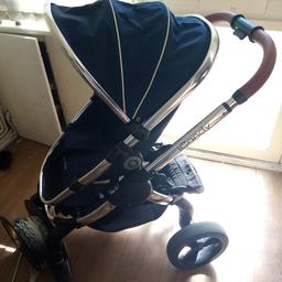 Lovely dark blue icandy peach

Roughly three years old

Bought brand new from John Lewis

USED but good condition

Clip has fallen off but can easily be sewn back on (please see pics).

Come with matching footmuff

**collection only**